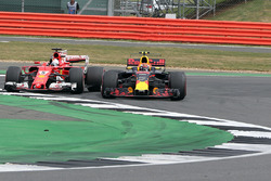 Sebastian Vettel, Ferrari SF70H ve Max Verstappen, Red Bull Racing