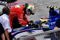 Sebastian Vettel, Ferrari remercie Pascal Wehrlein, Sauber C36 de l'avoir pris en stop