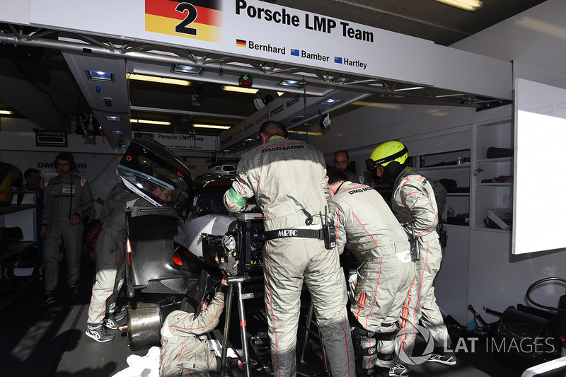 Les mécaniciens travaillent sur la #2 Porsche Team Porsche 919 Hybrid: Timo Bernhard, Earl Bamber, Brendon Hartley