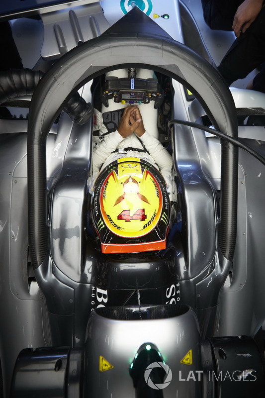 Lewis Hamilton, Mercedes AMG F1, con el Halo
