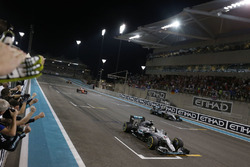 Ganador de la carrera, Mercedes AMG F1 W07 Hybrid cruza la línea de meta al final de la carrera con