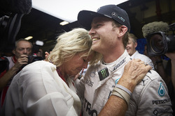 Nico Rosberg, Mercedes AMG F1 fête son titre de Champion du monde avec sa mère Sina Rosberg