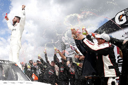Race winner Darrell Wallace Jr., MDM Motorsports Chevrolet