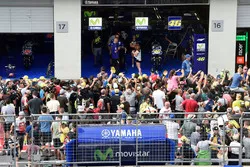 Fans vor der Box von Yamaha Factory Racing