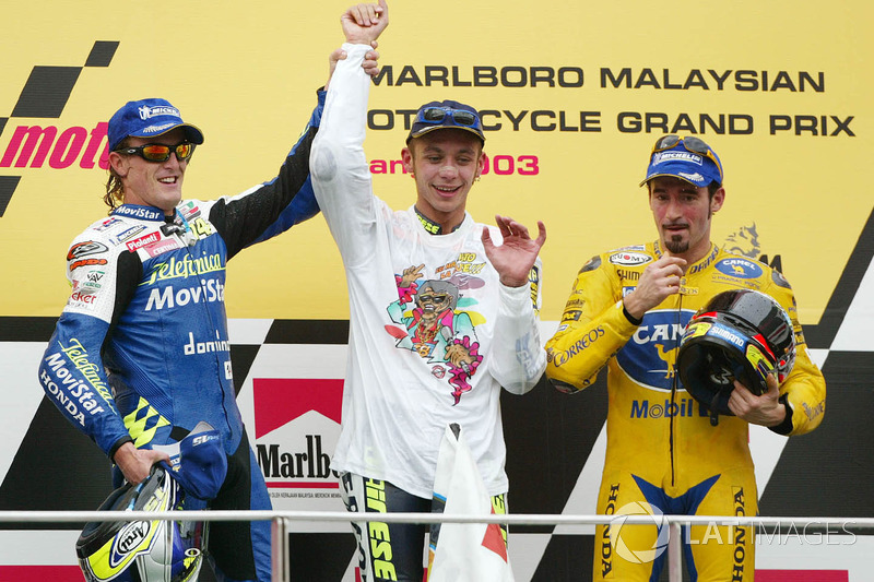 Valentino Rossi vainqueur de la course et champion du monde, avec Sete Gibernau, deuxième, et Max Biaggi, troisième