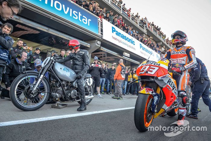 Marc Marquez, Repsol Honda Team con Sammy Miller y la 1949 AJS Porcupine E90