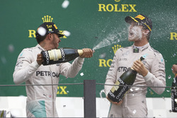 Льюис Хэмилтон, Mercedes AMG F1, и Нико Росберг, Mercedes AMG F1