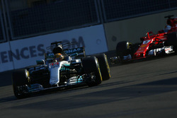 Lewis Hamilton, Mercedes AMG F1 W08, devance Sebastian Vettel, Ferrari SF70H