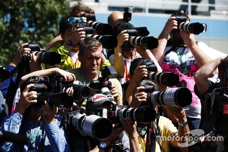 Les photographes au travail pendant la session des portraits de pilotes