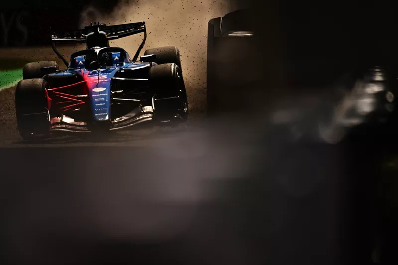 Alexander Albon, pilote Williams, sort de la piste
