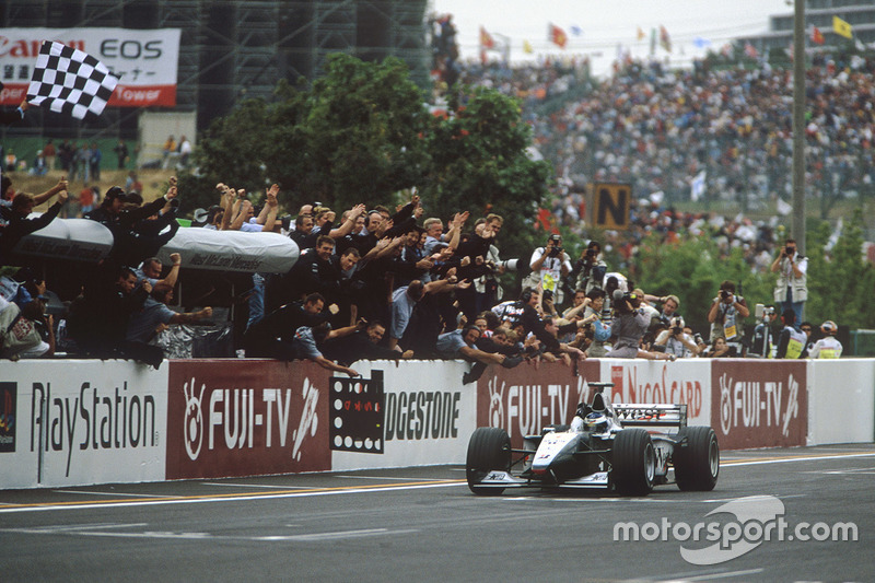 Mika Hakkinen, McLaren Mercedes conquista la vittoria e il Titolo Mondiale