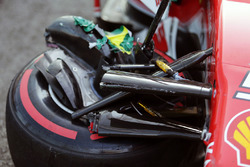 De beschadigde neus van Sebastian Vettel, Ferrari SF16-H na crash