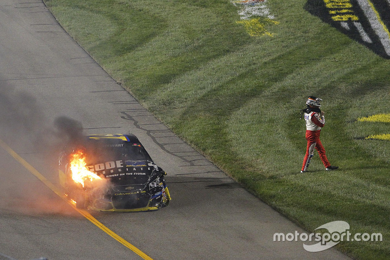 10. Tony Stewart, Stewart-Haas Racing se aleja de su coche accidentado