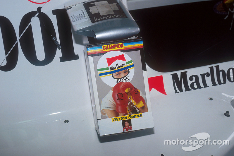 Los guantes colgados de Ayrton Senna, McLaren da el golpe final de la temporada