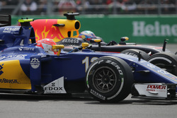 Felipe Nasr, Sauber C35 en Daniel Ricciardo, Red Bull Racing RB12