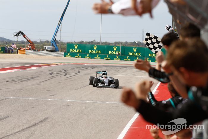 Lewis Hamilton, Mercedes AMG F1 W07 Hybrid se lleva la bandera a cuadros