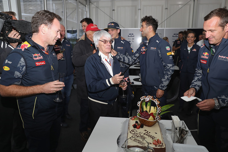 El jefe supremo de la F1 Bernie Ecclestone con un pastel de cumpleaños de parte de Christian Horner, director del equipo Red Bull Racing, Niki Lauda, Presidente no ejecutivo de Mercedes GP, el Dr. Helmut Marko, Red Bull Racing equipo consultor, Toto Wolff,