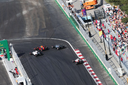 (Зліва направо): Валттері Боттас, Williams FW38, Макс Ферстаппен, Red Bull Racing RB12, та Льюїс Хем