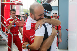 Felipe Massa, Williams, mit Mechanikern von Ferrari