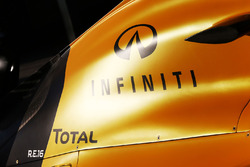 Машина Renault Sport F1 Team RS16 с логотипом Infiniti
