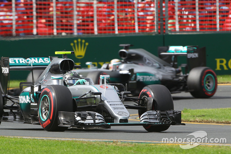 Nico Rosberg, Mercedes AMG F1 Team W07, voor teamgenoot Lewis Hamilton, Mercedes AMG F1 Team W07