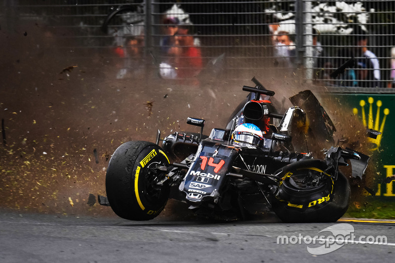 Fernando Alonso, McLaren MP4-31 subit un terrible accident