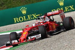 Кими Райкконен, Ferrari SF16-H выехал за пределы трассы