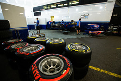 Neumáticos Pirelli frente garaje de Carlin