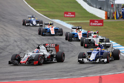 Romain Grosjean, Haas F1 Team VF-16 en Felipe Nasr, Sauber C35, strijden om positie