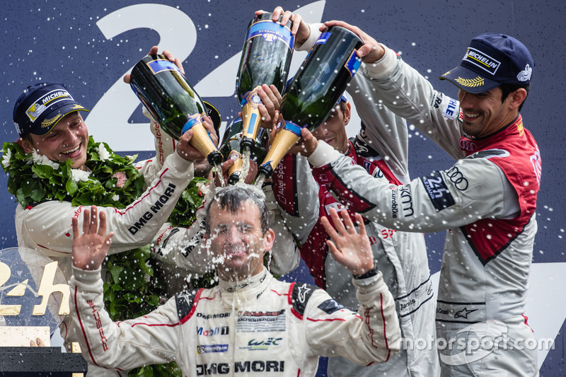 Podium LMP1: Sieger #2 Porsche Team Porsche 919 Hybrid: Romain Dumas bei der Champagnedusche