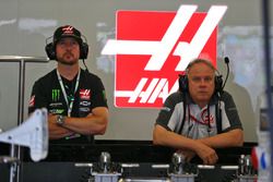 El piloto de NASCAR Kurt Busch, en el pit de  Haas F1 Team con Gene Haas, presidente de Haas Automot