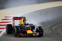 Daniil Kvyat, Red Bull Racing RB12 blokkeert de banden tijdens het remmen