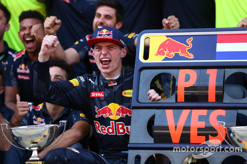 4. El ganador de la carrera, Max Verstappen, celebra con el equipo