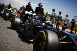 Jenson Button, McLaren MP4-31 es empujado hacia la parrilla por los miembros del equipo por delante