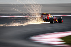 Daniel Ricciardo, Red Bull Racing RB12 sends sparks flying