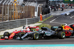 Sebastian Vettel, Ferrari, SF16-H, Nico Rosberg, Mercedes AMG F1, W07 Hybrid, und Max Verstappen, Re