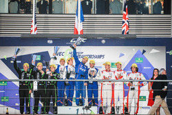 Podium LMP2: peringkat pertama Gustavo Menezes, Nicolas Lapierre, Stテゥphane Richelmi, Signatech, per