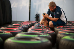 Williams-Mechaniker mit Pirelli-Reifen