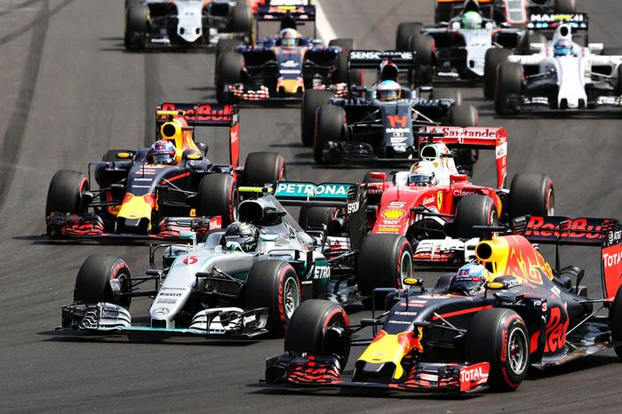 Inicio acción: Daniel Ricciardo, Red Bull Racing RB12 conduce a Lewis Hamilton, híbrido de Mercedes AMG F1 W07