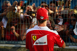 Себастьян Феттель, Ferrari підписує автографи уболівальникам