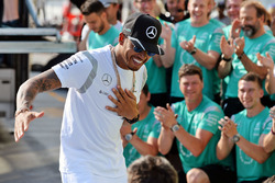 Sieger Lewis Hamilton, Mercedes AMG F1, feiert mit dem Team