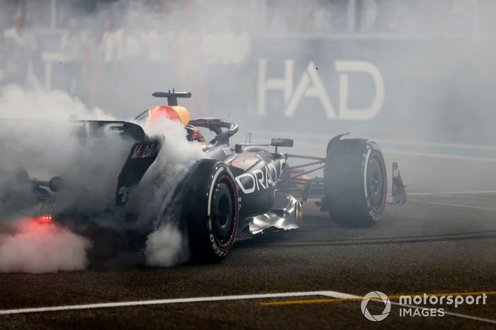 Max Verstappen, Red Bull Racing RB19, 1ª posición, realiza donuts al final de la carrera.