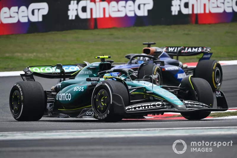 Fernando Alonso, Aston Martin AMR24, Alex Albon, Williams FW46