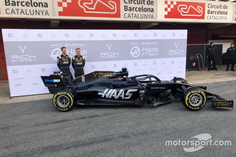 Kevin Magnussen, Haas F1 Team, Romain Grosjean, Haas F1 Team, with the new Haas VF-19