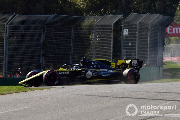 Daniel Ricciardo, Renault F1 Team R.S.19, daña su alerón al inicio de la carrera.