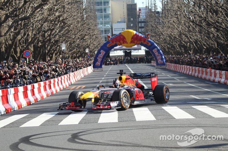 Red-Bull-Showrun in Tokio