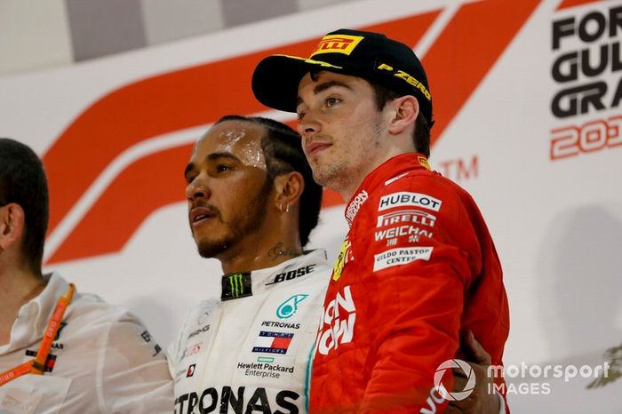 Lewis Hamilton, Mercedes AMG F1, y Charles Leclerc, Ferrari, en el podio