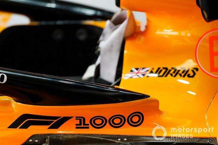 Marca de las 1000 carreras en el auto de Lando Norris, McLaren MCL34 