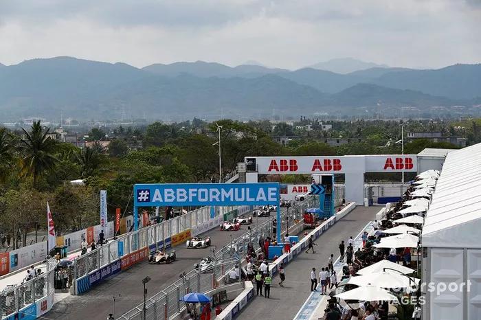 Oliver Rowland, Nissan e.Dams, Nissan IMO1, alongside Jean-Eric Vergne, DS TECHEETAH, DS E-Tense FE19, leading Daniel Abt, Audi Sport ABT Schaeffler, Audi e-tron FE05