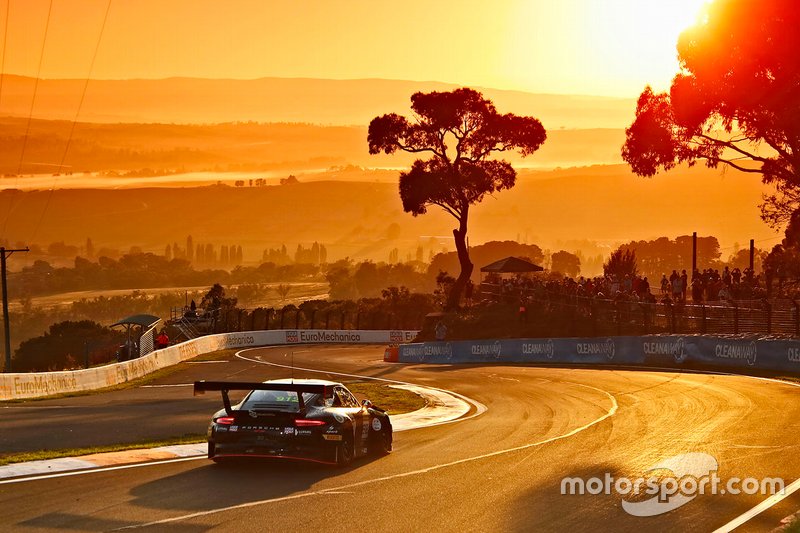 #912 EBM Porsche 911 GT3-R: Dirk Werner, Dennis Olsen, Matt Campbell